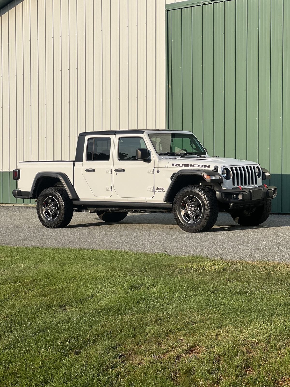 White 2022 Jeep Gladiator pickup