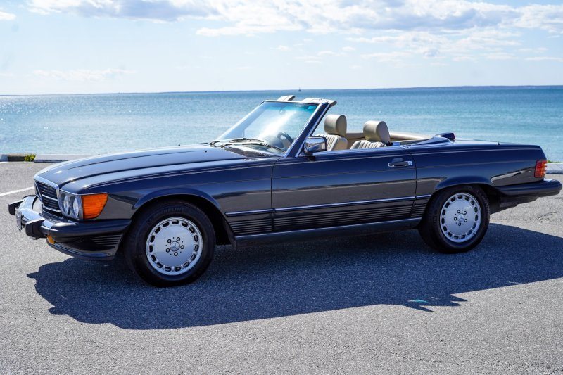 Dark blue 1987 Mercedes-Benz 560 SL convertible
